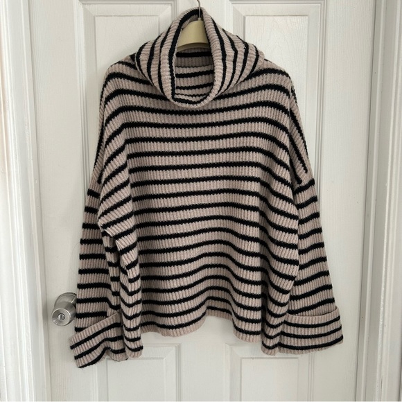 100% Cashmere Oversized Striped Turtleneck Sweater - Picture 5 of 9